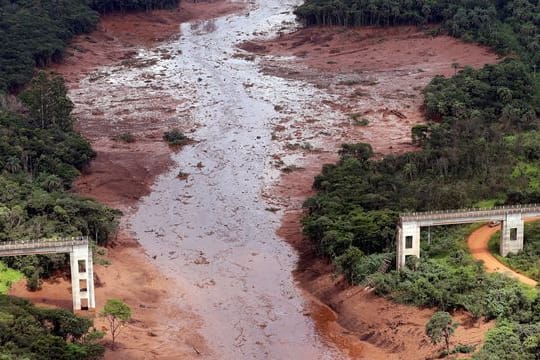 Die Luftaufnahme aus dem Januar 2019 zeigt eine zerstörte Brücke nach dem Dammbruch an der Eisenerzmine Corrego do Feijao.