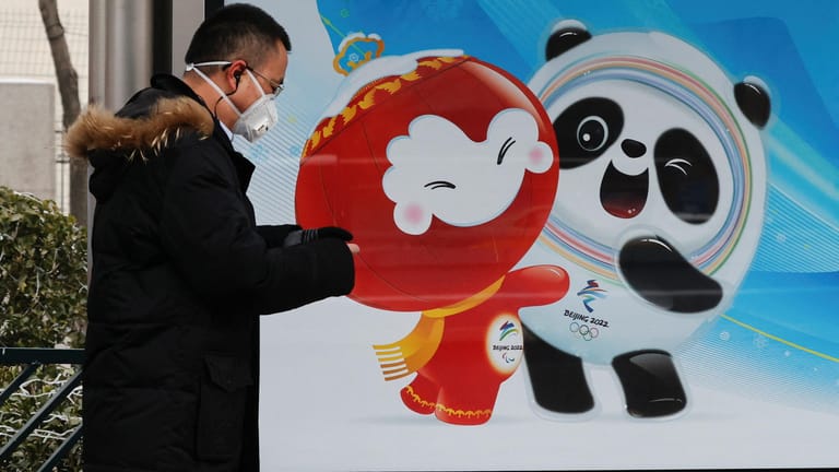 Poster mit Olympia-Maskottchen: Ein offizieller diplomatischer Boykott wäre in Pekings Augen ein Affront.