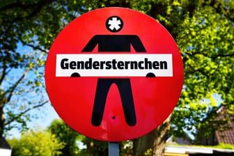Ein Schild mit der Aufschrift Gendersternchen (Fotomontage Symbolbild): Die Bremerhavener Verwaltung darf wieder Sonderzeichen in der Sprache nutzen.