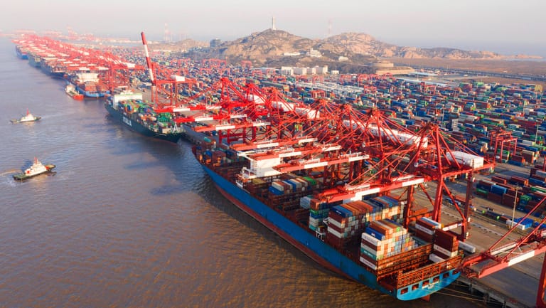 Containerschiffe, so weit das Auge reicht (Symbolbild): Der Hafen in Shanghai ist der größte der Welt – auch in der Millionenstadt gibt es bereits erste Omikron-Fälle. Wie reagiert China, wenn diese auf den Hafen überspringen?