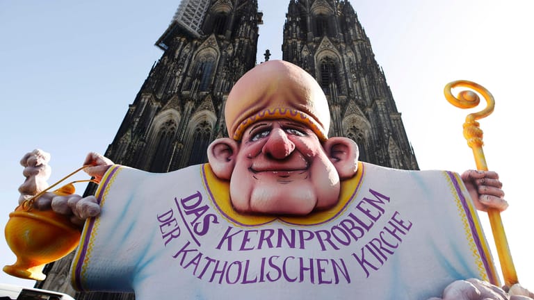 "Der Eichelbischof" des Künstlers Jacques Tilly steht vor dem Kölner Dom.