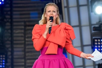 Barbara Schöneberger, Moderatorin, steht beim Public Viewing zum Eurovision Song Contest (ESC) 2019 auf dem Spielbudenplatz auf der Bühne.