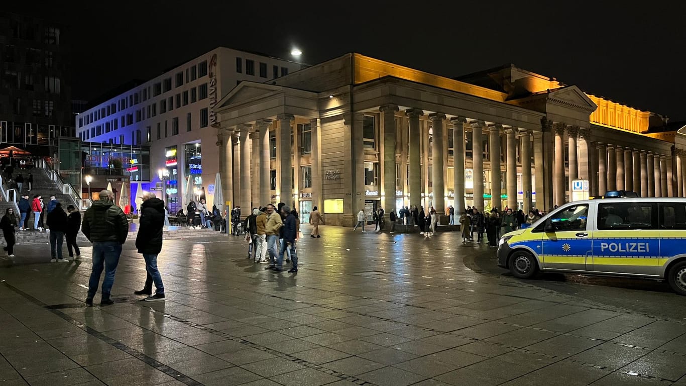 Schlossplatz in Stuttgart bei Nacht: Die Polizei arbeitet mit dem Ordnungsamt zusammen.