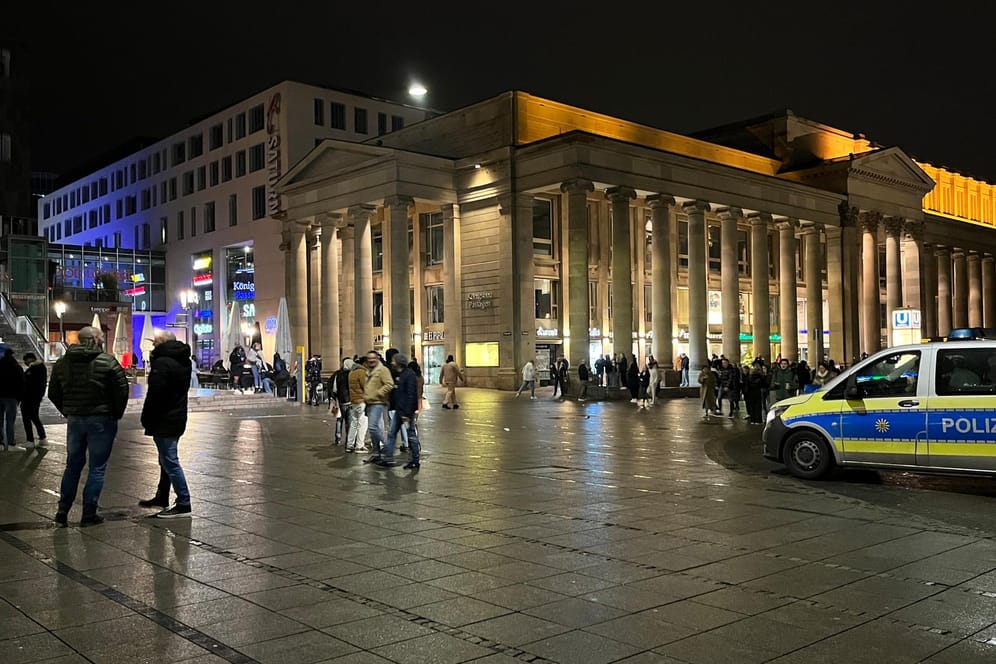 Schlossplatz in Stuttgart bei Nacht: Die Polizei arbeitet mit dem Ordnungsamt zusammen.