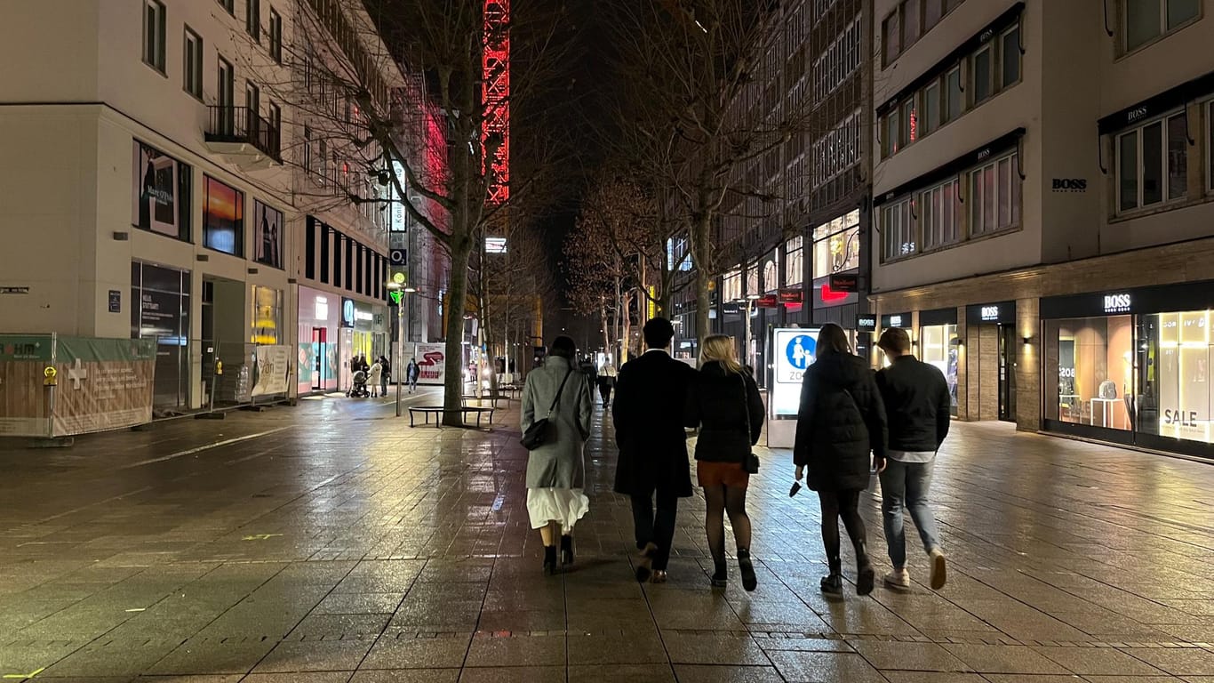 Königsstraße bei Nacht in Stuttgart: Die Inzidenz in der Landeshauptstadt liegt derzeit bei über 700.