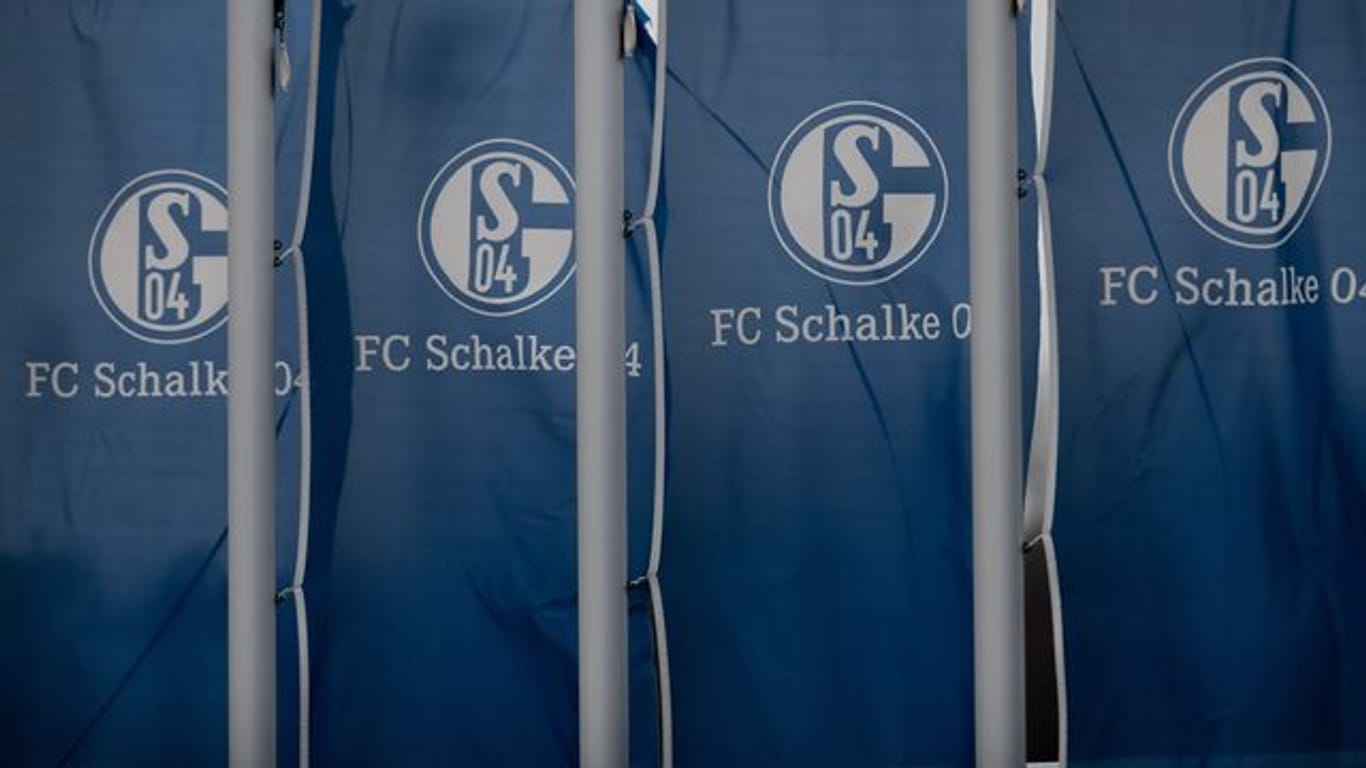 Fahnen mit dem Logo des FC Schalke 04.