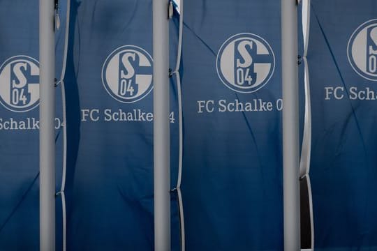 Fahnen mit dem Logo des FC Schalke 04.