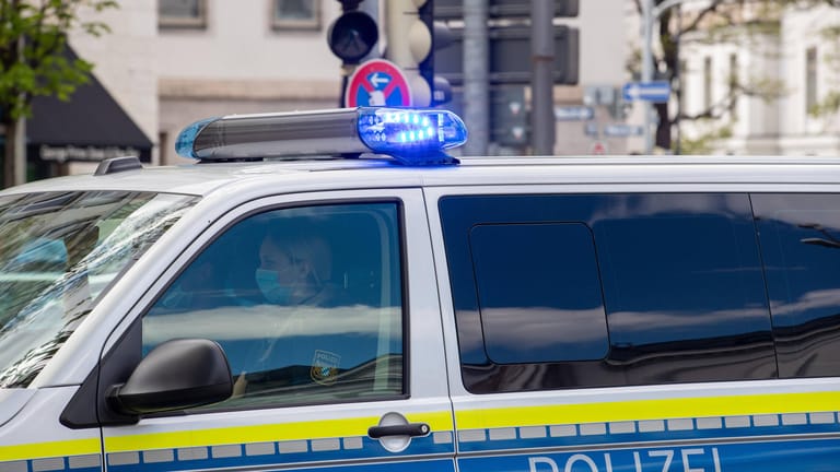 Polizeiwagen im Einsatz: Zwei alkoholisierte Frauen wurden von der Polizei in einem Schwimmbad in Stein bei Nürnberg festgenommen.