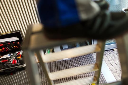 Wenn Handwerker Mängel nur schleppend beseitigen, dürfen Mieter dennoch die Miete mindern.