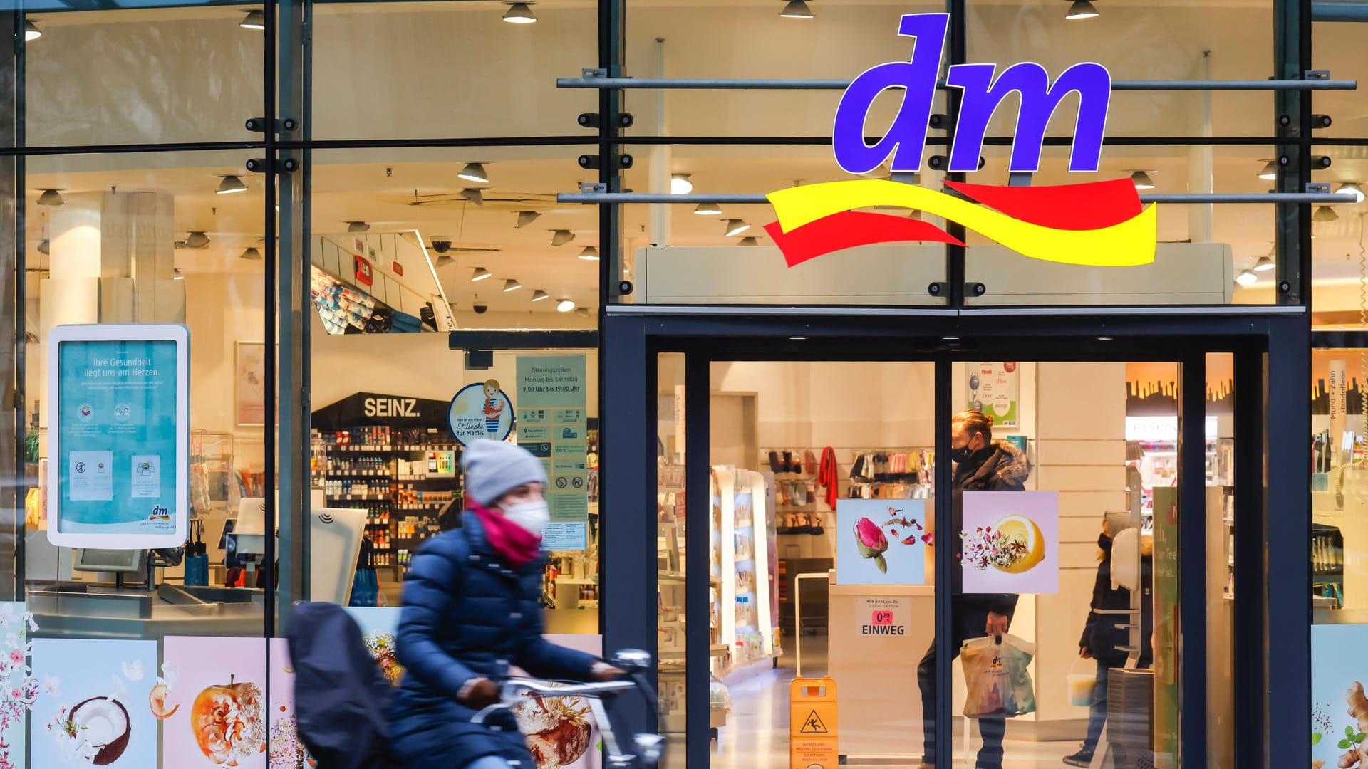 Vorbereitet auf Omikron (Symbolbild): Die Drogeriemarktkette dm rechnet an manchen Standorten mit herben Personaleinbrüchen durch Omikron-Infektionen und bereitet sich in Österreich entsprechend vor.