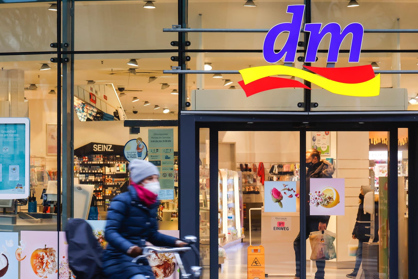 Vorbereitet auf Omikron (Symbolbild): Die Drogeriemarktkette dm rechnet an manchen Standorten mit herben Personaleinbrüchen durch Omikron-Infektionen und bereitet sich in Österreich entsprechend vor.