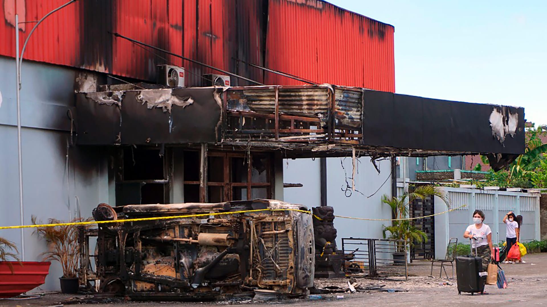 Der ausgebrannte Club in Sorong: Dort waren am Dienstag viele Polizisten auf den Straßen, um weitere Gewalt zu verhindern. Der ausgebrannte Club in Sorong: Dort waren am Dienstag viele Polizisten auf den Straßen, um weitere Gewalt zu verhindern.