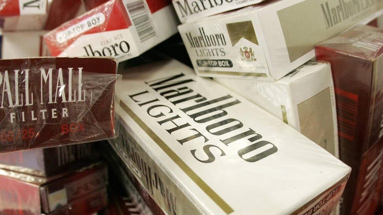 Unverzollte Zigarettenstangen: Berliner Polizist erwischt mutmaßlichen Zigaretten-Händler mit 20 Stangen.