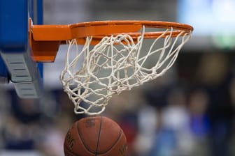 Ein Basketball fällt durch das Netz vom Basketballkorb