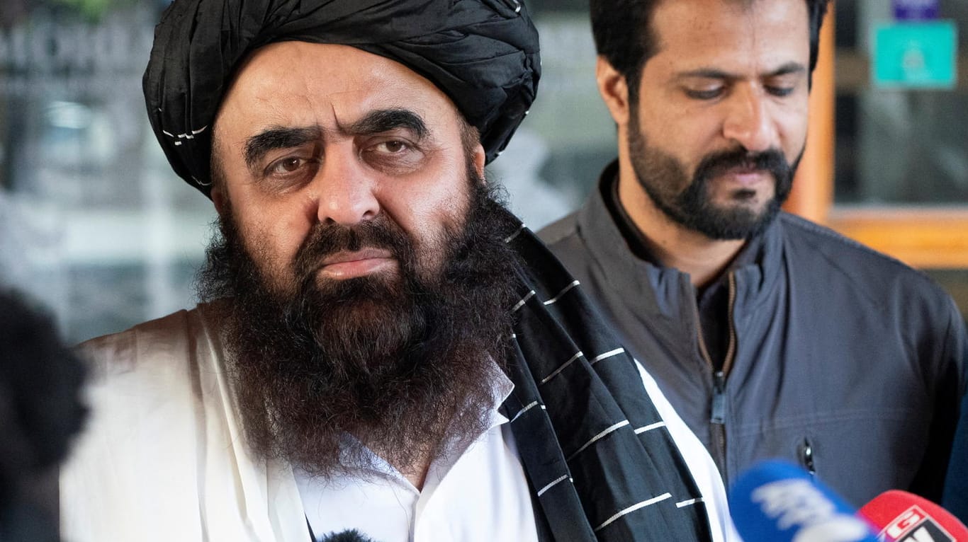 Taliban-Außenminister Amir Khan Muttaqi vor Journalisten in Oslo: Etwa 55 Prozent der Afghanen leiden nach UN-Angaben Hunger.