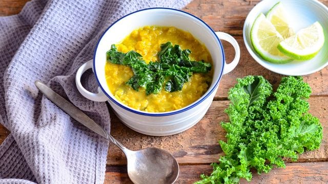 Ein-Topf-Gerichte mit Pepp: Neue Zutaten können bei klassischen Rezepten wie der Linsensuppe einen frischen Akzent setzen.