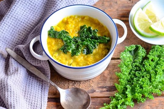 Ein-Topf-Gerichte mit Pepp: Neue Zutaten können bei klassischen Rezepten wie der Linsensuppe einen frischen Akzent setzen.