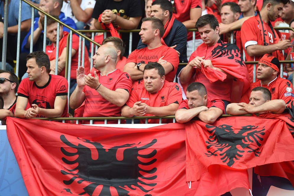 Viele Fans aus Albanien stehen dem Präsidenten skeptisch gegenüber.