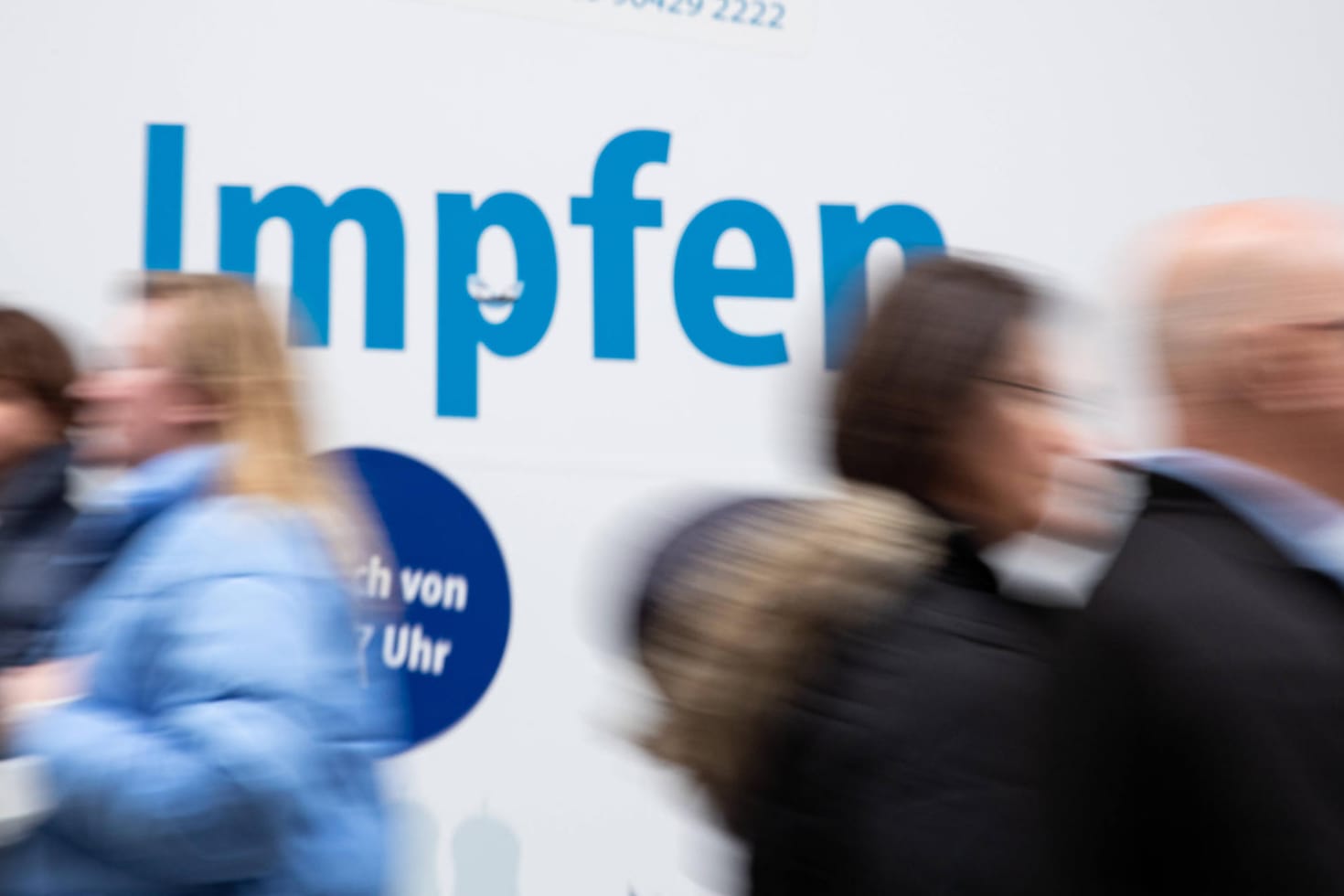 Menschen gehen an einem Impfzentrum in München vorbei: "Wir möchten bei der Impfpflichtdebatte für den Mittelweg werben".