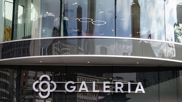 Das Logo der Galeria Karstadt Kaufhof (Symbolbild): Das Unternehmen steht schon seit Längerem auf wackligen Beinen, nun soll der Wirtschaftsstabilisierungsfonds helfen. Das Logo der Galeria Karstadt Kaufhof (Symbolbild): Das Unternehmen steht schon seit Längerem auf wackligen Beinen, nun soll der Wirtschaftsstabilisierungsfonds helfen.