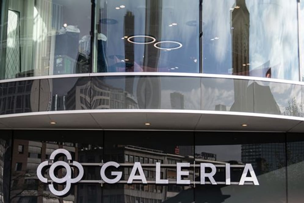 Das Logo der Galeria Karstadt Kaufhof (Symbolbild): Das Unternehmen steht schon seit Längerem auf wackligen Beinen, nun soll der Wirtschaftsstabilisierungsfonds helfen.
