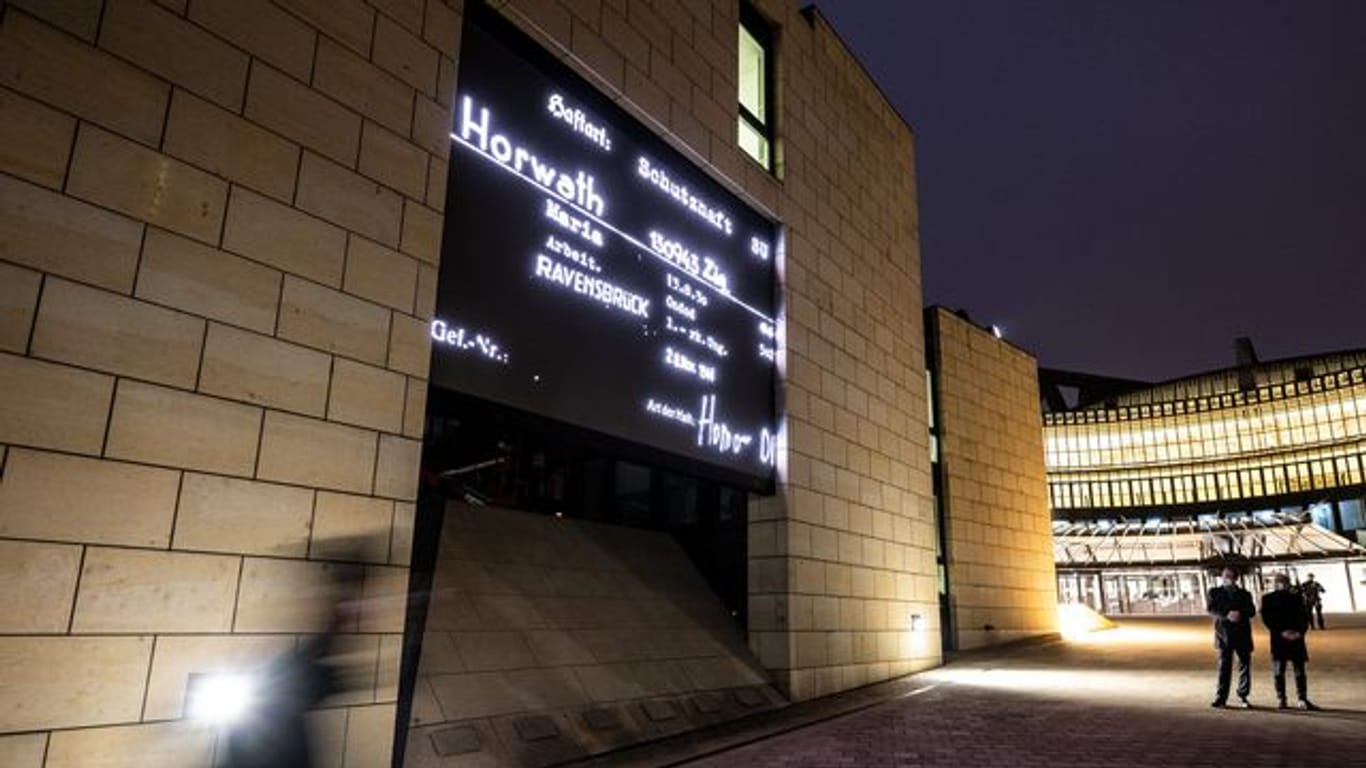 Der Name eines Holocaust-Opfers auf dem Bildschirm am Landtag