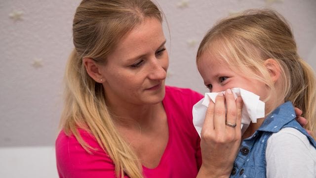 Bleibt das kranke Kind zu Hause, muss bei der Krankenkasse ein ärztliches Attest eingereicht werden.