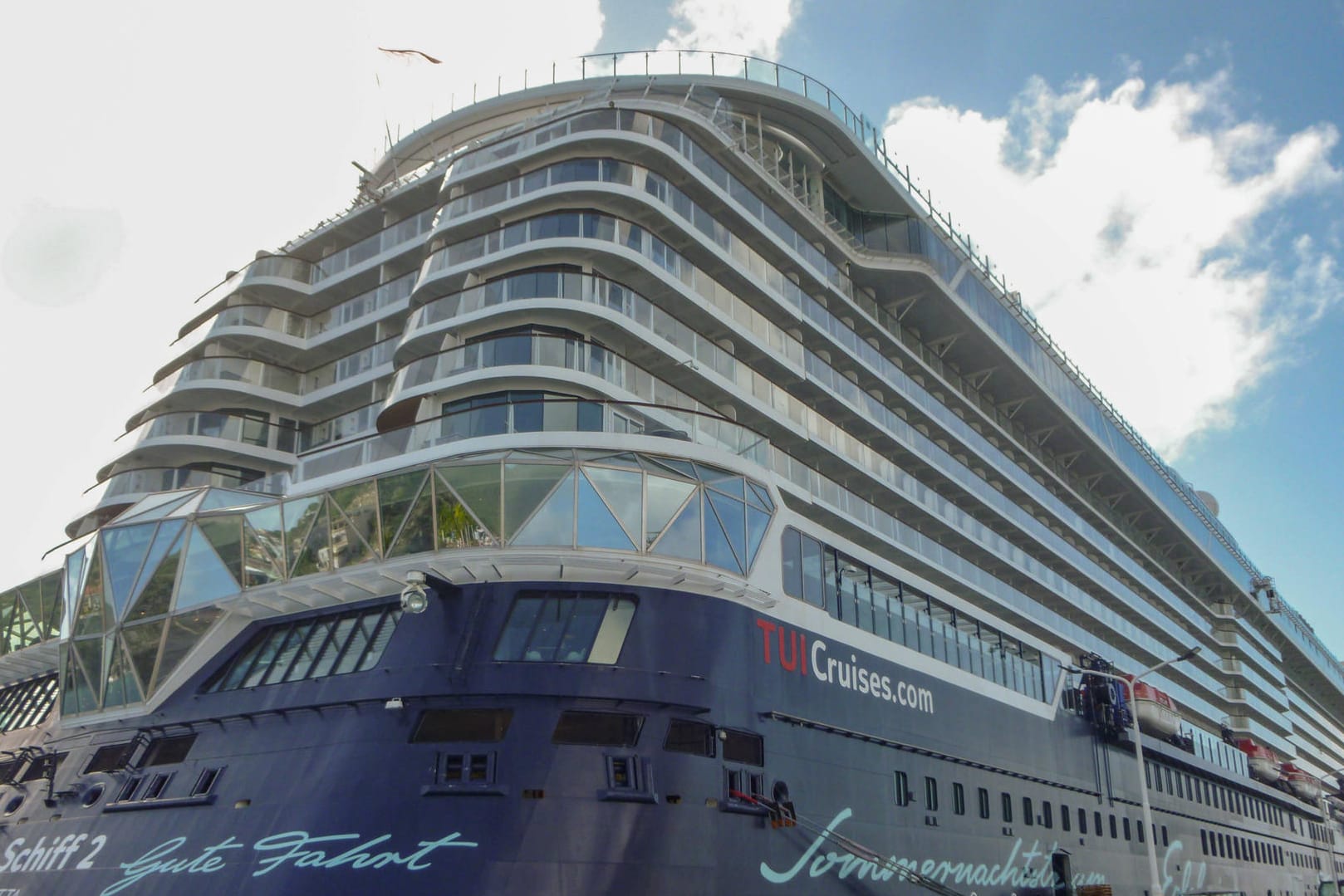 "Mein Schiff 2": Der Kreuzfahrtdampfer nahm in der Karibik 50 Schiffbrüchige an Bord.