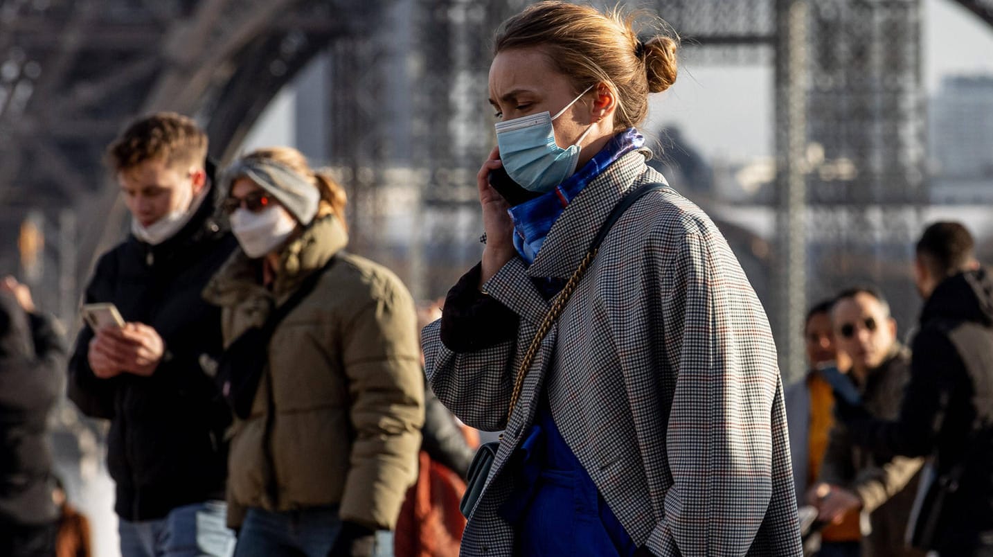 Menschen vor dem Eiffelturm in Paris: Die Inzidenz in Frankreich lag landesweit zuletzt bei etwa 3.726.