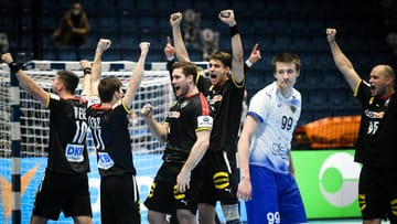 Die deutsche Handball-Nationalmannschaft hat sich mit einem Sieg von der Europameisterschaft verabschiedet. Beim knappen Erfolg gegen Russland wussten zwei Stars jedoch so gar nicht zu überzeugen. Die Einzelkritik.