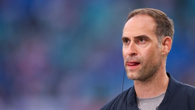 Leipzigs Geschäftsführer Oliver Mintzlaff kritisiert die Beschlüsse der Ministerpräsidentenkonferenz zu den Corona-Maßnahmen. Leipzigs Geschäftsführer Oliver Mintzlaff kritisiert die Beschlüsse der Ministerpräsidentenkonferenz zu den Corona-Maßnahmen.