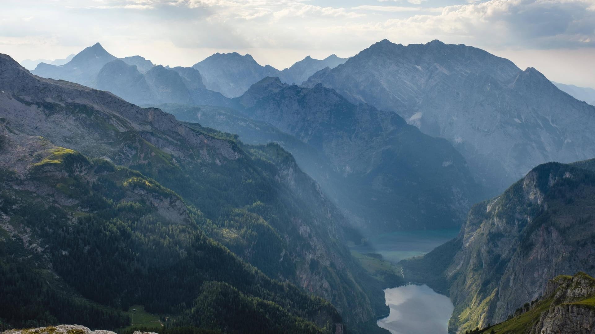 Ausblick auf den Nationalpark Berchtesgaden: Ein 39-Jähriger starb auf der Hocheisspitze. Ausblick auf den Nationalpark Berchtesgaden: Ein 39-Jähriger starb auf der Hocheisspitze.