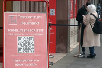 Coronavirus-Testzentrum in Köln (Symbolbild): Der Inzidenzwert in Deutschland steigt weiter.