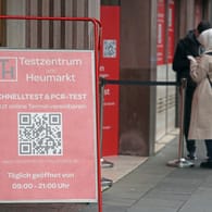 Coronavirus-Testzentrum in Köln (Symbolbild): Der Inzidenzwert in Deutschland steigt weiter.