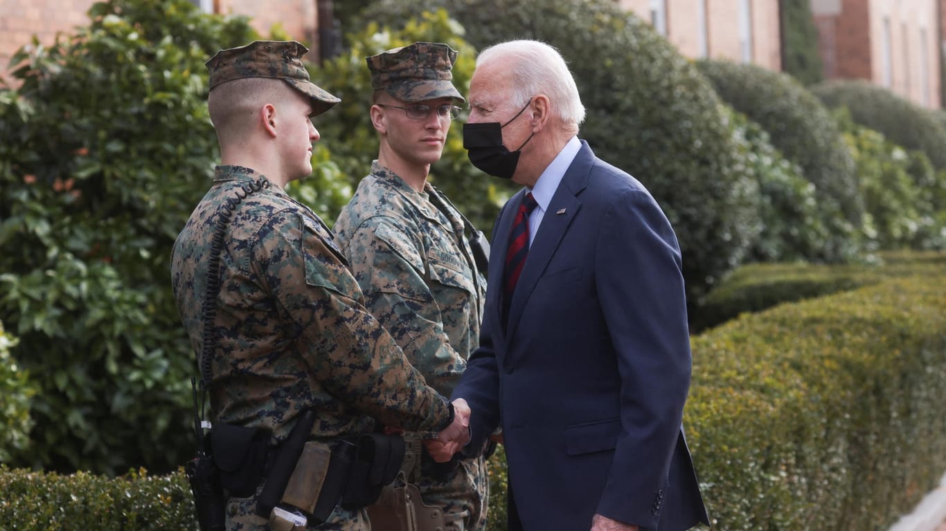 Joe Biden begrüßt Soldaten in Washington: Der Ton im Ukraine-Konflikt verschärft sich.