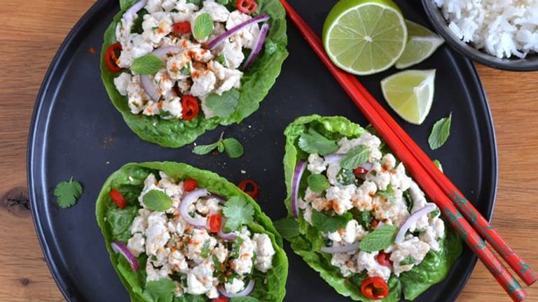 Der Hähnchensalat türmt sich auf Salatblättern - wie drei Inseln des fernöstlichen Geschmacks.