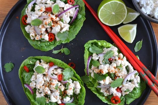 Der Hähnchensalat türmt sich auf Salatblättern - wie drei Inseln des fernöstlichen Geschmacks.