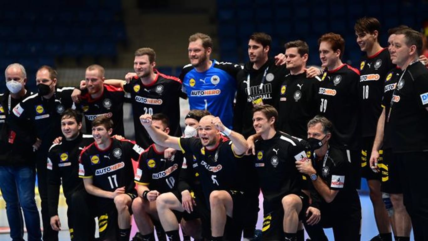 Deutschlands Handballer sind stolz auf ihren Sieg gegen Russland.