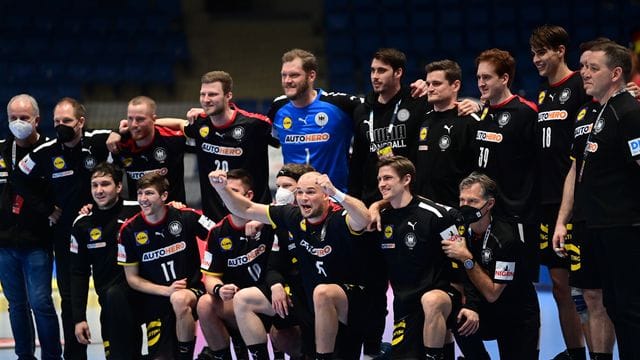 Deutschlands Handballer sind stolz auf ihren Sieg gegen Russland.