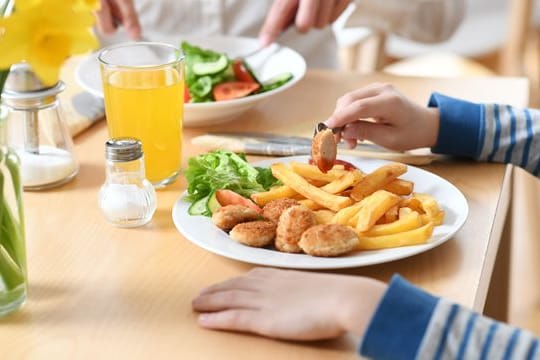 Chicken Nuggets: Der Salzanteil bei den getesteten Produkten ist wohldosiert, findet die Stiftung Warentest. Sie enthalten aber viel Energie, sodass Kinder Nuggets am besten nicht mit Pommes vertilgen sollten. (Symbolbild)