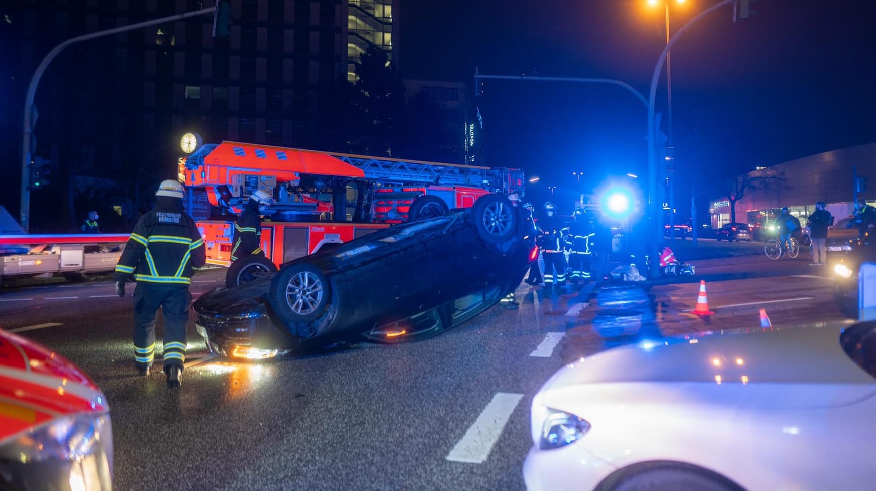 Der BMW auf dem Dach: Der Unfall passierte beim Spurwechsel an einer Kreuzung. Der BMW auf dem Dach: Der Unfall passierte beim Spurwechsel an einer Kreuzung.