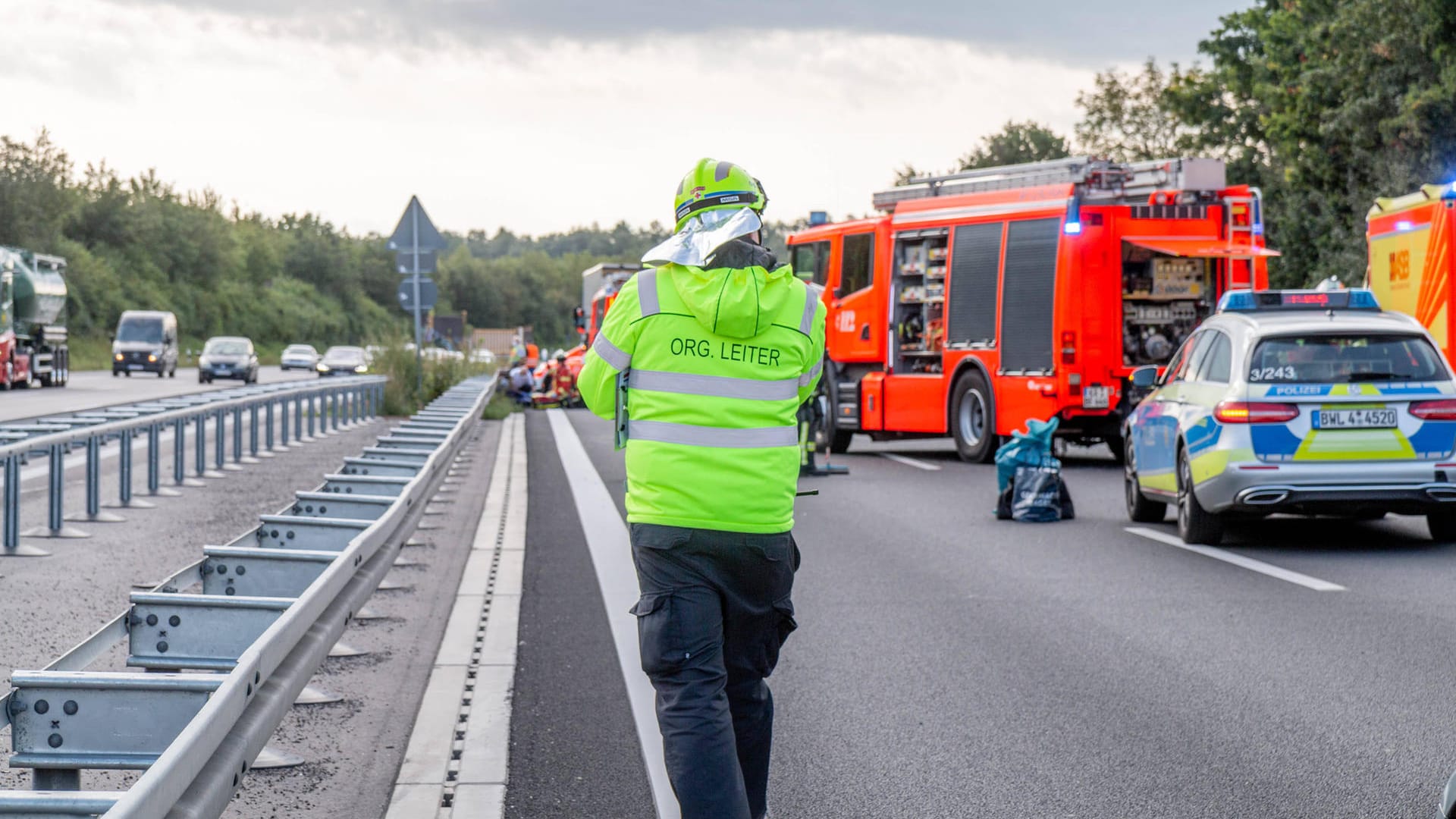 Rettungskräfte im Einsatz bei Stuttgart (Symbolfoto): Am Dienstagabend kam es in der Region zu zwei Unfällen.