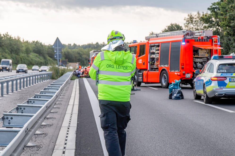 Rettungskräfte im Einsatz bei Stuttgart (Symbolfoto): Am Dienstagabend kam es in der Region zu zwei Unfällen.