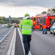 Rettungskräfte im Einsatz bei Stuttgart (Symbolfoto): Am Dienstagabend kam es in der Region zu zwei Unfällen.