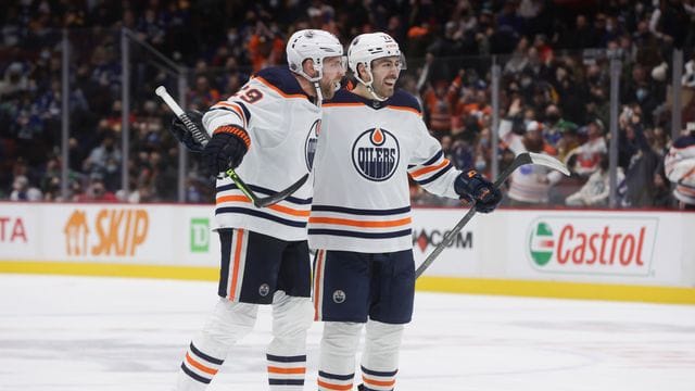 Edmontons Leon Draisaitl (l) und Teamkollege Evan Bouchard feiern Draisaitls Tor. Edmontons Leon Draisaitl (l) und Teamkollege Evan Bouchard feiern Draisaitls Tor.