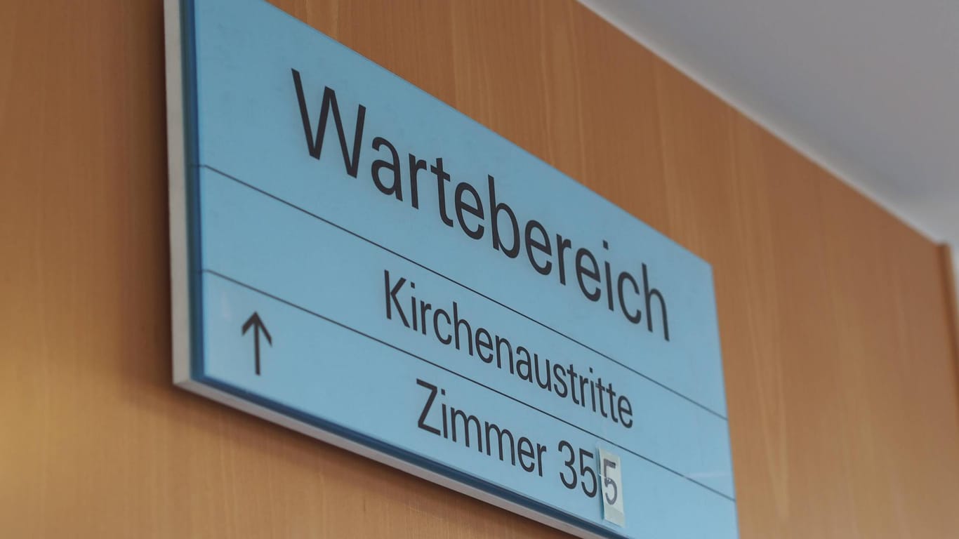 Ein Schild weist im Kreisverwaltungsreferat in München den Weg zu den Kirchenaustritten (Archivbild): Das Standesamt beschäftigt nach dem Missbrauchskomplett zusätzliche Beschäftigte.