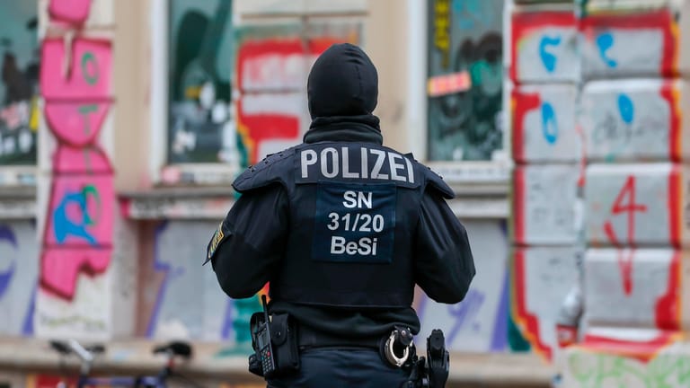 Eine Polizeibeamtin steht während Durchsuchungen im Leipziger Stadtteil Connewitz: Mit mehr als 100 Einsatzkräften seien dabei mehrere Objekte durchsucht worden.