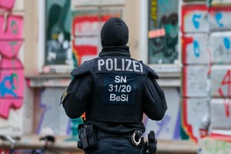 Eine Polizeibeamtin steht während Durchsuchungen im Leipziger Stadtteil Connewitz: Mit mehr als 100 Einsatzkräften seien dabei mehrere Objekte durchsucht worden.
