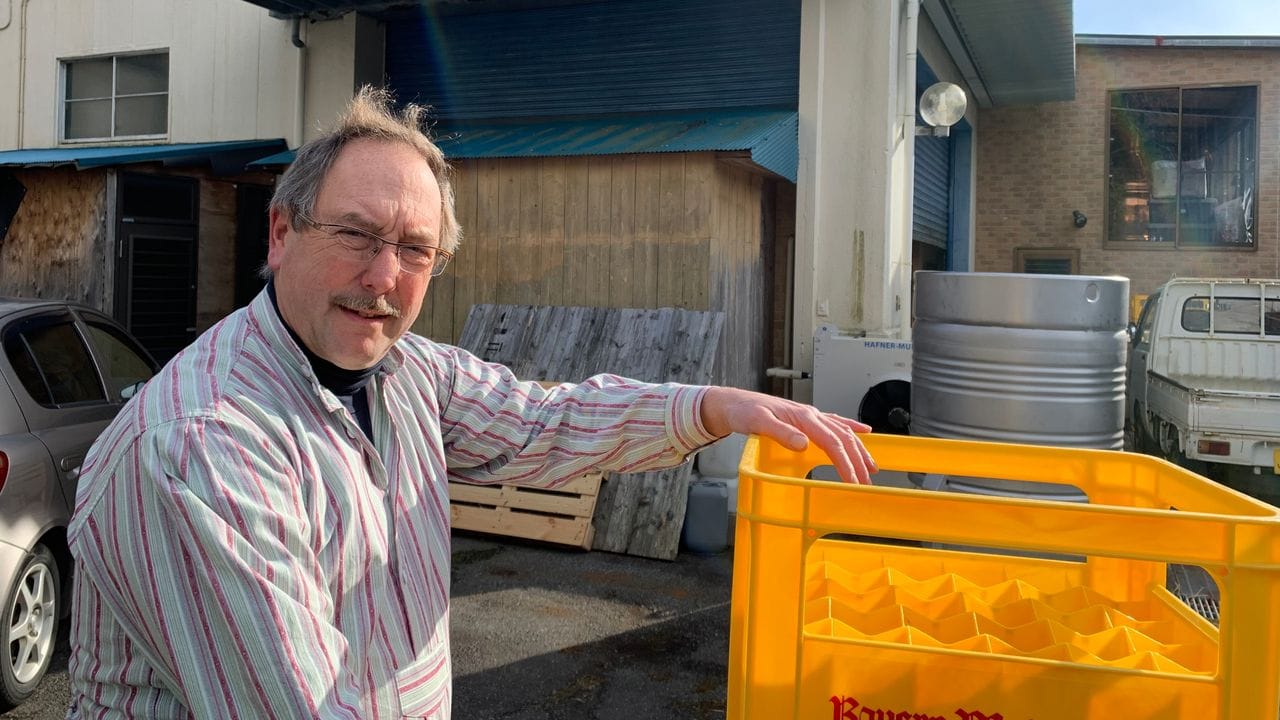 Der deutsche Braumeister Stephan Rager aus dem bayerischen Bad Wiessee braut am Weltkulturerbe Fuji, Japans Heiligem Berg, Bier strikt nach deutschem, genauer gesagt: bayerischem Reinheitsgebot. Der deutsche Braumeister Stephan Rager aus dem bayerischen Bad Wiessee braut am Weltkulturerbe Fuji, Japans Heiligem Berg, Bier strikt nach deutschem, genauer gesagt: bayerischem Reinheitsgebot.