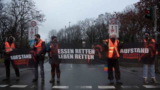 Aktivisten einer Gruppe, die sich "Aufstand der letzten Generation" nennt, blockieren die Zufahrt zur Stadtautobahn (Archivbild): Im Berufsverkehr kam es erneut zu starken Beeinträchtigungen.